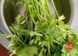 芹菜虾米的做法图解1