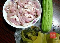 猪粉肠煲咸菜苦瓜汤的做法图解1