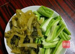 猪粉肠煲咸菜苦瓜汤的做法图解3