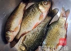 【白萝卜丝鲫鱼汤】的做法图解1