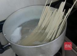 酱油番茄酱炒番茄面条的做法图解2