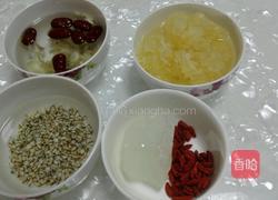 百合银耳羹的做法图解1