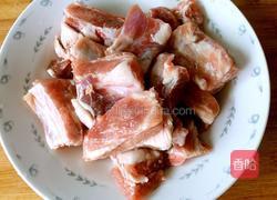排骨烧土豆芹菜的做法图解1