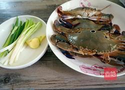 姜葱炒蟹的做法图解1