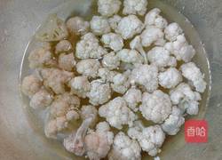 肉沫圆椒炒菜花的做法图解1