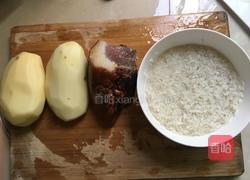土豆腊肉焖大米饭的做法图解1