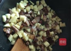 土豆腊肉焖大米饭的做法图解8
