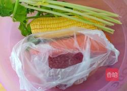 胡萝卜玉米饺子的做法图解1