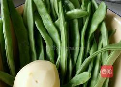土豆炖扁豆的做法图解1