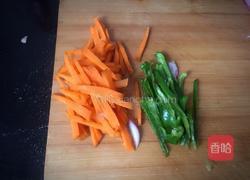 紫洋葱胡萝卜炒鸡蛋的做法图解1