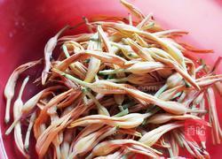 凉拌黄花菜的做法图解1