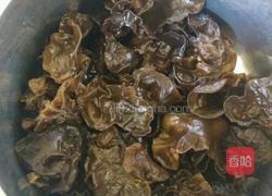 凉拌葱头木耳的做法图解1