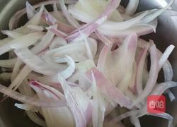 凉拌葱头木耳的做法图解2