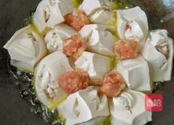 Illustration of how to make Hakka stuffed tofu 12