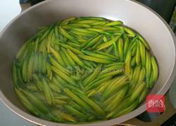 黄花菜炒肉的做法图解2