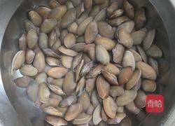 蛤蜊丝瓜汤的做法图解1