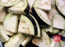 猪肉蒜末烧茄子的做法图解2