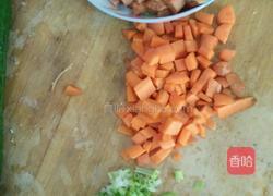 胡萝卜炒火腿的做法图解1