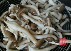 蟹味菇五花肉的做法图解3