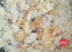 鸡蛋火腿炒米饭的做法图解3