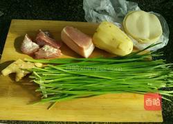 韭菜土豆猪肉煎饺的做法图解1