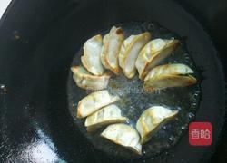 韭菜土豆猪肉煎饺的做法图解6