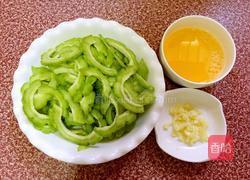 苦瓜炒鸡蛋的做法图解2
