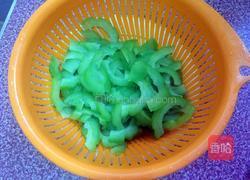 苦瓜炒鸡蛋的做法图解4