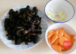 木耳胡萝卜炒肉的做法图解1