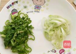 尖椒炒蚕豆的做法图解1