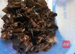 木耳炒肉的做法图解2