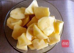 红烧肉炖土豆芹菜末的做法图解2