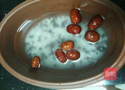 红枣桂圆薏仁粥的做法图解2