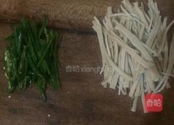青椒炒豆皮的做法图解1