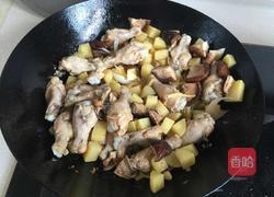 香菇土豆炖鸡腿的做法图解8
