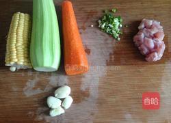 西葫芦胡萝卜玉米炒肉丁的做法图解1