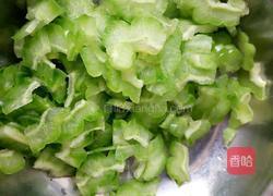 苦瓜炒鸡蛋的做法图解1