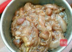 辣椒炒肉的做法图解1