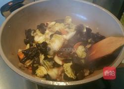 木耳炒白菜的做法图解5