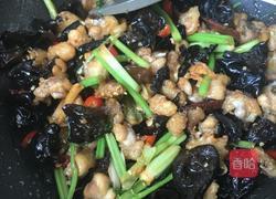 木耳炒鸡丁的做法图解7