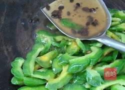 豆鼓烧苦瓜的做法图解5