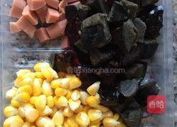 皮蛋玉米粥的做法图解2