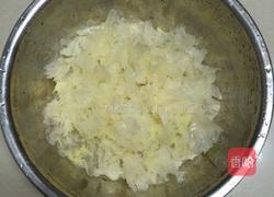 银耳红枣桂圆羹的做法图解2