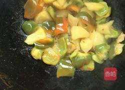 土豆青椒的做法图解1
