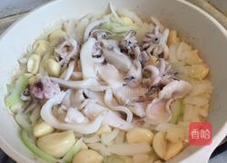 柠香鲜奶葱蒜鲜鱿斜管面的做法图解5