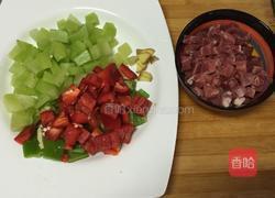红椒莴笋肉丁的做法图解2