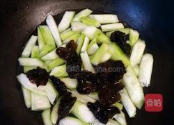 胜瓜木耳炒洋葱的做法图解3
