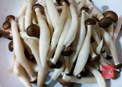 素炒蟹味菇的做法图解1