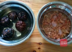 香菇虾米韭菜肉饺子的做法图解1