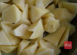 西红柿牛腩炖土豆的做法图解1